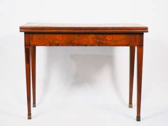 Vente aux enchères Table à jeux de style Louis XVI en marqueterie, joli plateau dépliant 