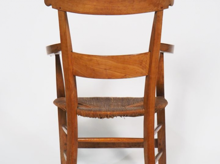 Fauteuil paillé de style Directoire en merisier.