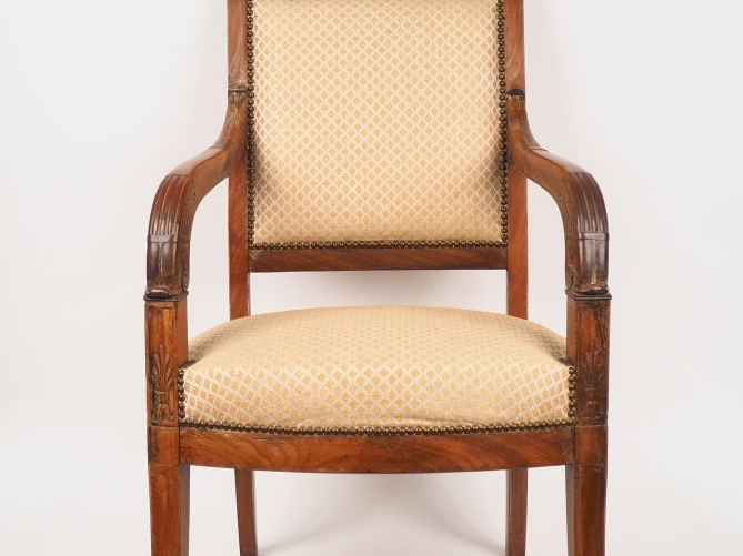 Paire de fauteuils XIXème en acajou et placage d'acajou, piétement sab