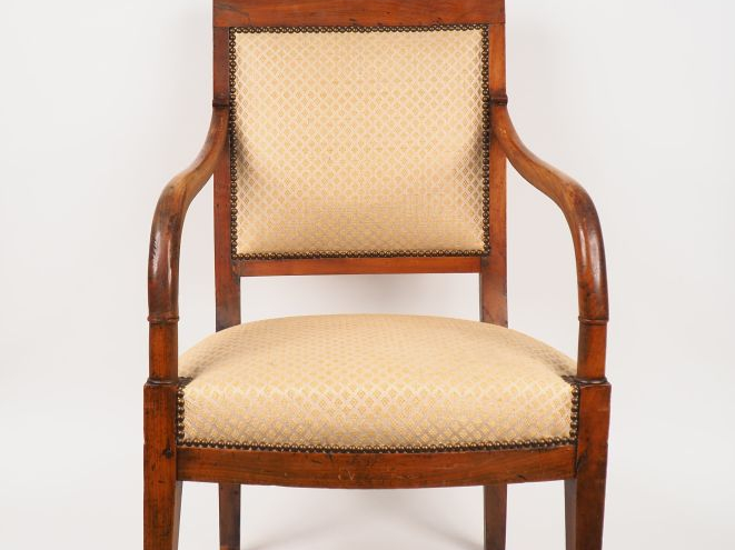 Paire de fauteuils XIXème en merisier, piétement sabre.