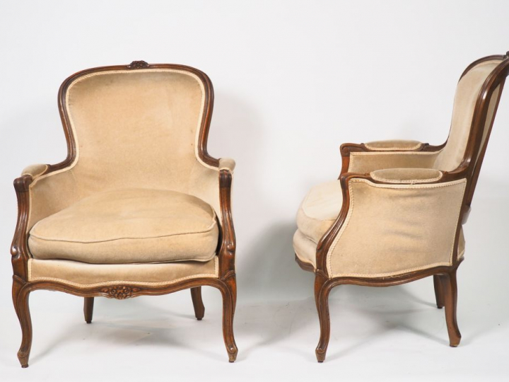 Paire de bergères de style Louis XV en bois naturel mouluré et sculpté