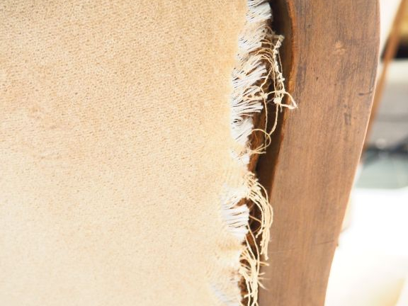 Paire de bergères de style Louis XV en bois naturel mouluré et sculpté