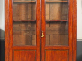 Vente aux enchères Bibliothèque Restauration en acajou et placage d'acajou, ouvrant à deu
