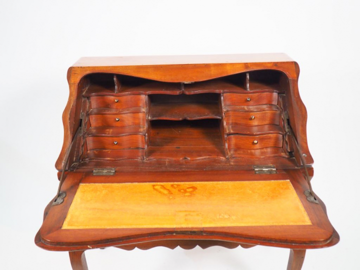 Bureau dos d'âne de style Louis XV en acajou mouluré ouvrant à un abat