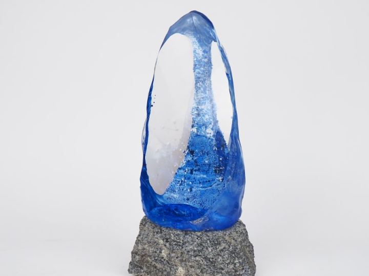 ZBYNOVSKY Vladimir. "l'éruption bleue". Sculpture en verre et granit. 