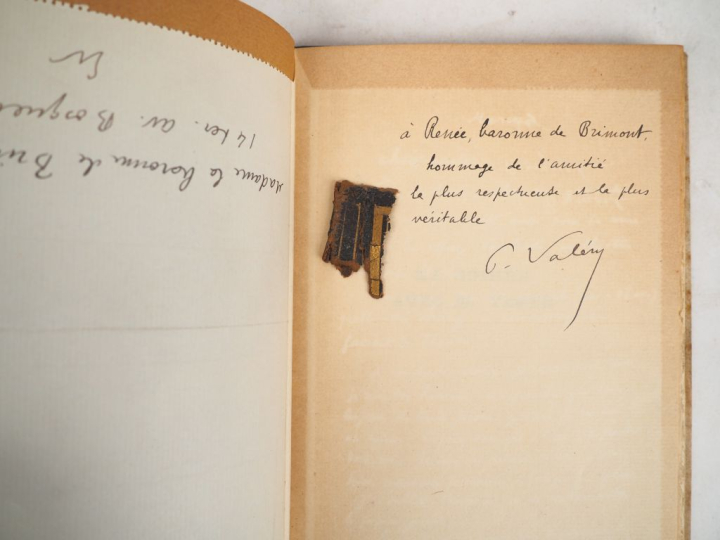 [ENVOIS AUTOGRAPHES]. ENSEMBLE DE 7 OUVRAGES dédicacés à l’écrivaine f