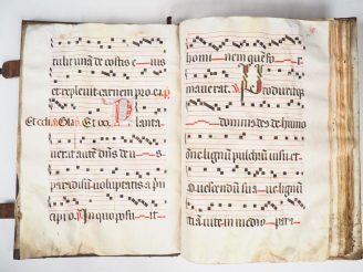 Vente aux enchères [ANTIPHONAIRE]. SPECTACULAIRE ANTIPHONAIRE MANUSCRIT SUR PEAU DE VÉLIN