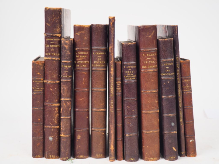 [AVIATION]. ENSEMBLE DE 12 VOLUMES de formats divers ½ chagrin marron,