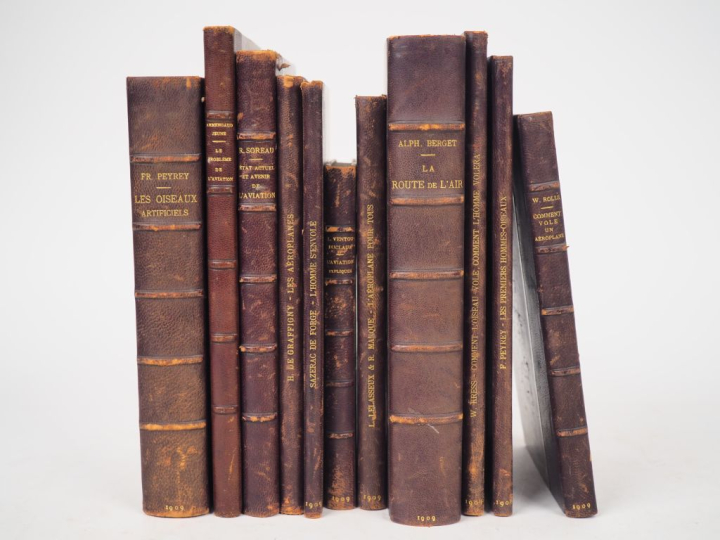 [AVIATION]. ENSEMBLE DE 11 VOLUMES de format divers ½ chagrin marron, 