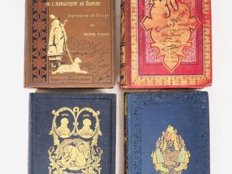 Vente aux enchères [CARTONNAGES DÉCORÉS]. ENSEMBLE DE 4 VOLUMES grand in-8 en percaline o