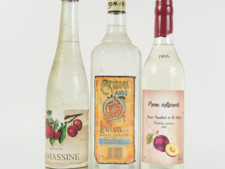 3 BOUTEILLES : 1 EAU DE VIE DAMASSINE 42° - 1 PRUNE ARTISANALE 1966 45