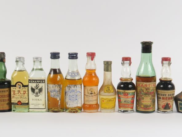 1 LOT COMPRENANT 17 MIGNONETTES DIVERSES