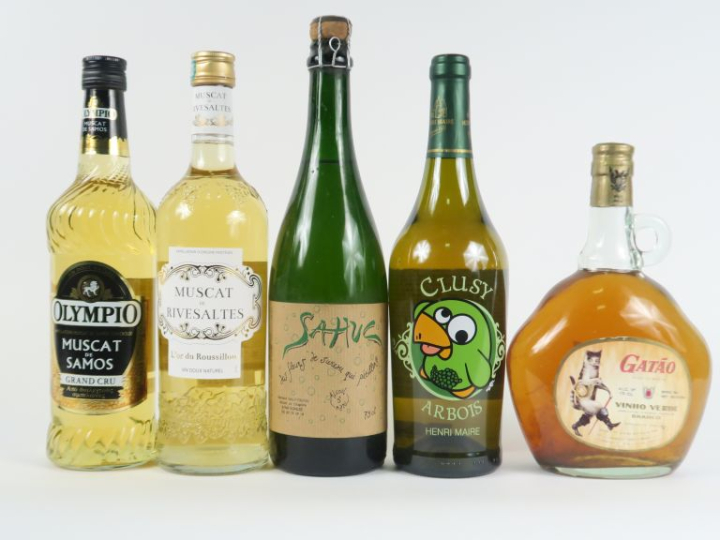 5 BOUTEILLES : 2 MUSCATS - 1 CLUSY ARBOIS HENRI MAIRE - 1 VINHO VERDE 