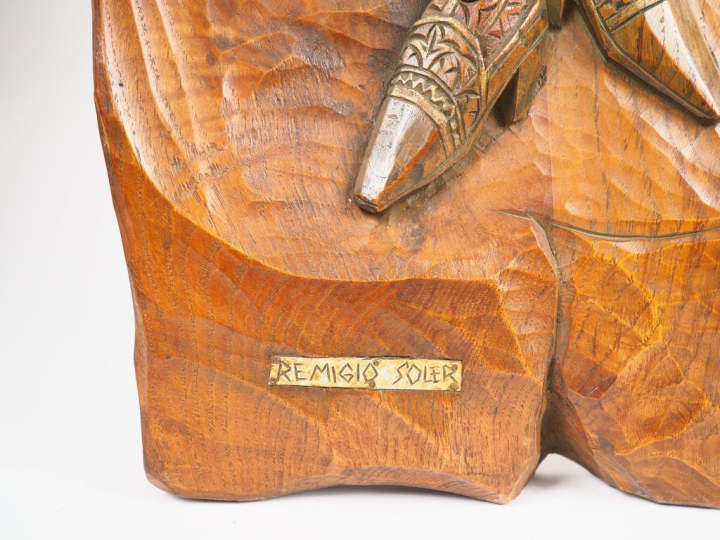 Remigio SOLER. "Paysans catalans". Panneau en bois sculpté signé en ba