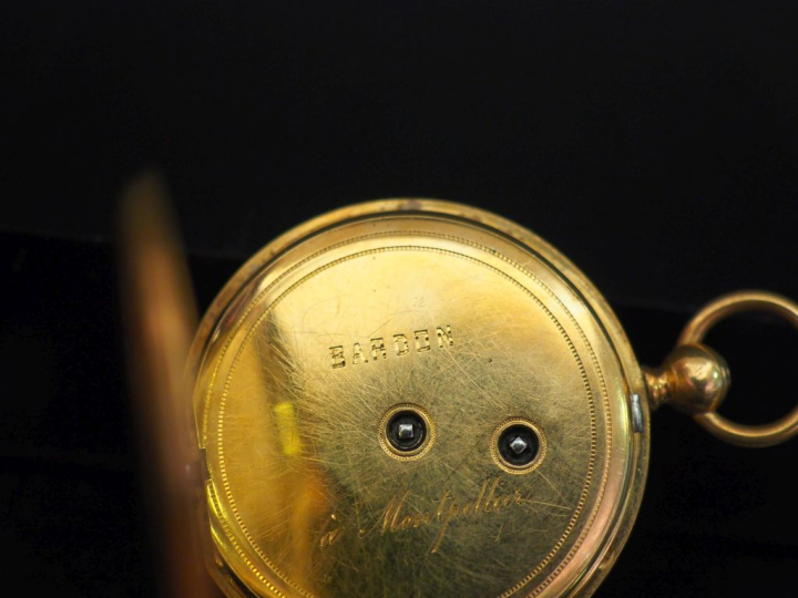 BARDON, à Montpellier Montre de col Napoléon III en or jaune 750.  Cad