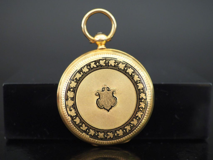 ROBERT-ROCHE, à Nimes Montre de col en or jaune 750. Cadraon à chiffre