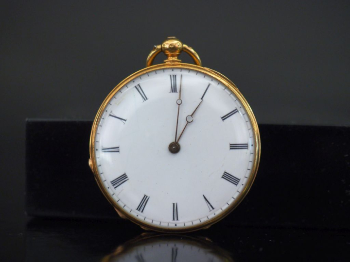Montre de col en or jaune 750 et émail polychrome.  Cadran à chiffres 