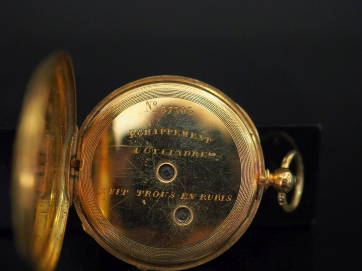 Montre de col en or jaune 750 et émail polychrome.  Cadran à chiffres 