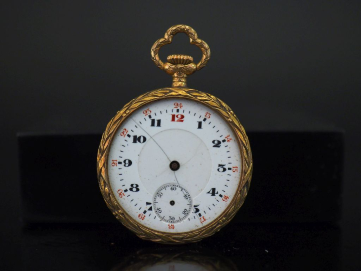 Montre de col en or jaune 750. Cadran à chiffres arabes pour les heure