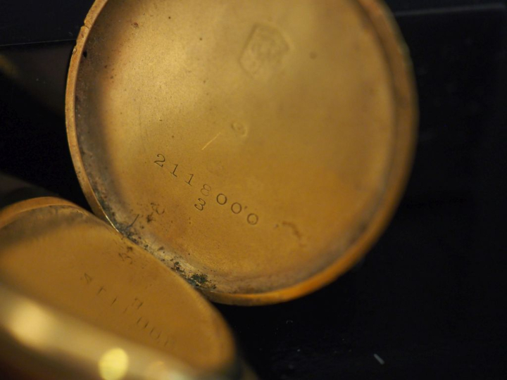 Montre de col en or jaune 750. Cadran à chiffres arabes pour les heure