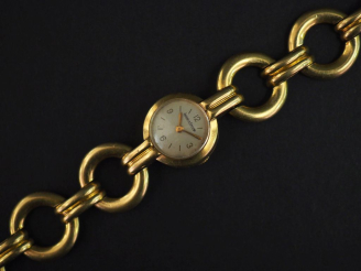 Vente aux enchères JAEGER LECOULTRE Montre bracelet de dame en or jaune 750.  Cadran rond