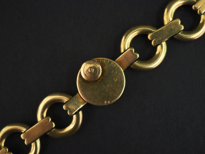 JAEGER LECOULTRE Montre bracelet de dame en or jaune 750.  Cadran rond