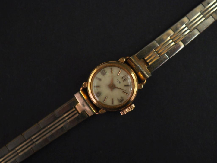 LIP,  Montre bracelet de dame, boitier en or jaune 750.  Cadran rond à
