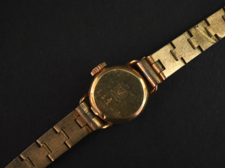 LIP,  Montre bracelet de dame, boitier en or jaune 750.  Cadran rond à