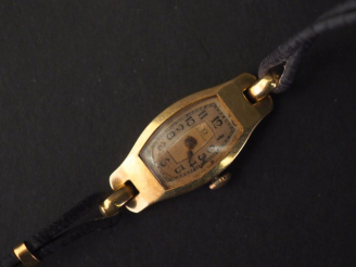 Vente aux enchères OMEGA,  Montre bracelet de dame, boitier en or jaune 750. Cadran de fo
