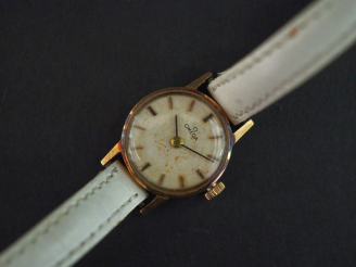 Vente aux enchères OMEGA, Petite montre de dame, boitier en or jaune 750. Cadran rond à i
