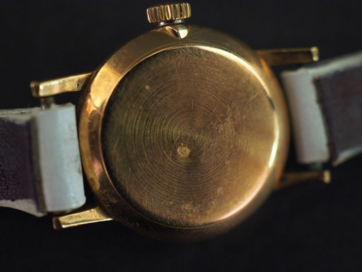 OMEGA, Petite montre de dame, boitier en or jaune 750. Cadran rond à i