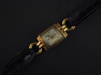 Vente aux enchères Montre bracelet de dame, boitier en or jaune 750, à décor de godrons. 