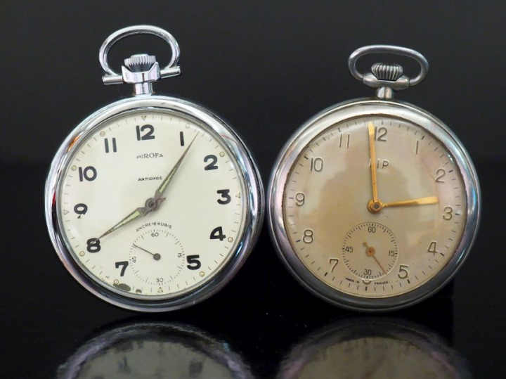 Ensemble de deux montres de poche en métal, l’une signée de la maison 