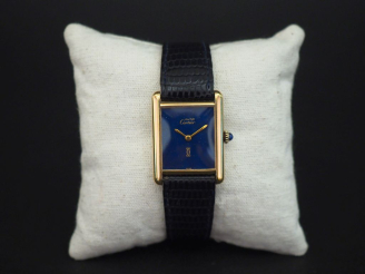 Vente aux enchères CARTIER, Must Montre bracelet de dame, modèle "Tank". Boiter rectangul