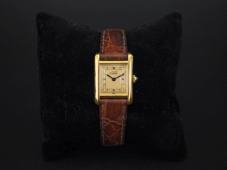 Vente aux enchères CARTIER, Must Montre bracelet de dame, modèle "Tank". Cadran rectangul