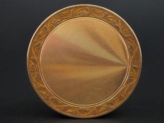 Vente aux enchères Boite ronde de style Louis XVI en or jaune 750, à décor de frise de ri