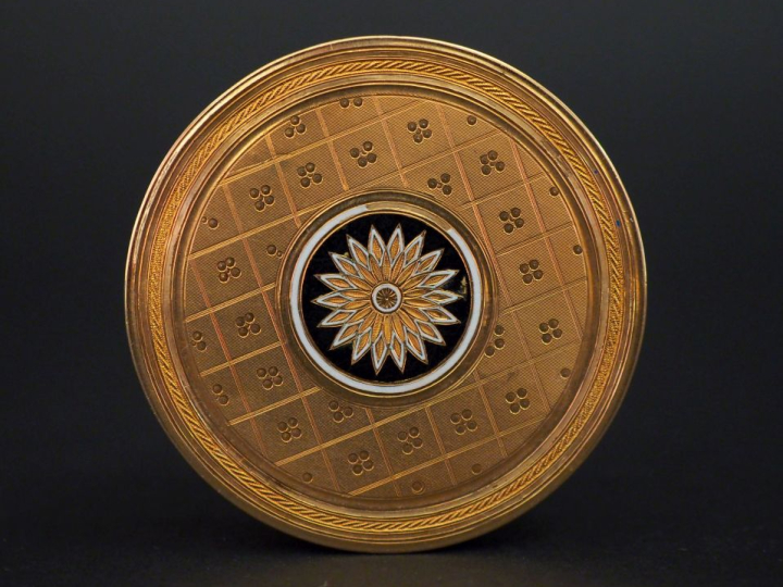 Boite ronde en or jaune 750, agrémentée d'émail noir et blanc, à décor