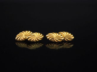 Vente aux enchères Paire de boutons de manchettes en or jaune 750, composés de deux motif