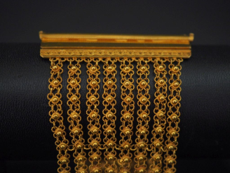 Vente aux enchères Large bracelet manchette en or jaune 750, composé de huit rangs, à déc
