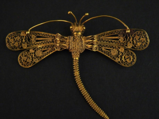 Vente aux enchères Broche en or jaune 750, en forme de libellule.  Les ailes et le corps,