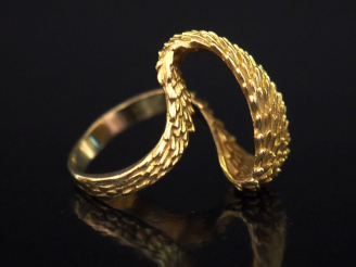 Vente aux enchères Bague de forme mouvementée en or jaune 750, à décor imitant le pelage 