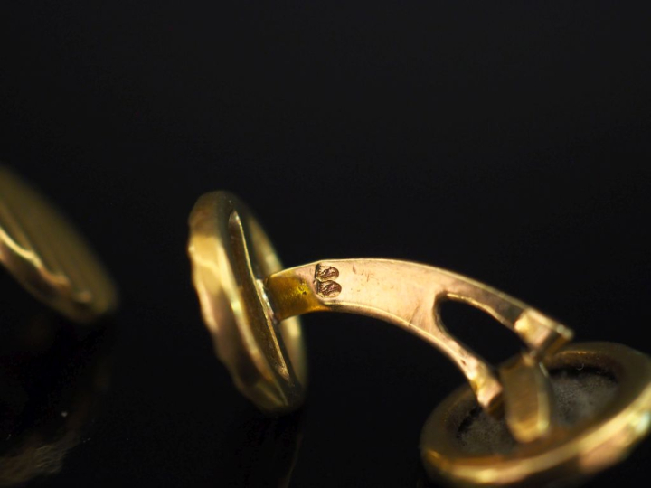 Paire de boutons de manchettes en or jaune 750, à décor de cannelures.