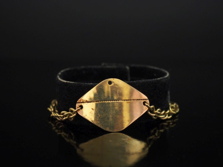 Bracelet en or jaune 750, maille gourmette, agrémenté en son centre d'