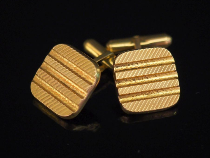 Paire de boutons de manchettes en or jaune 750, à décor de cannelures 