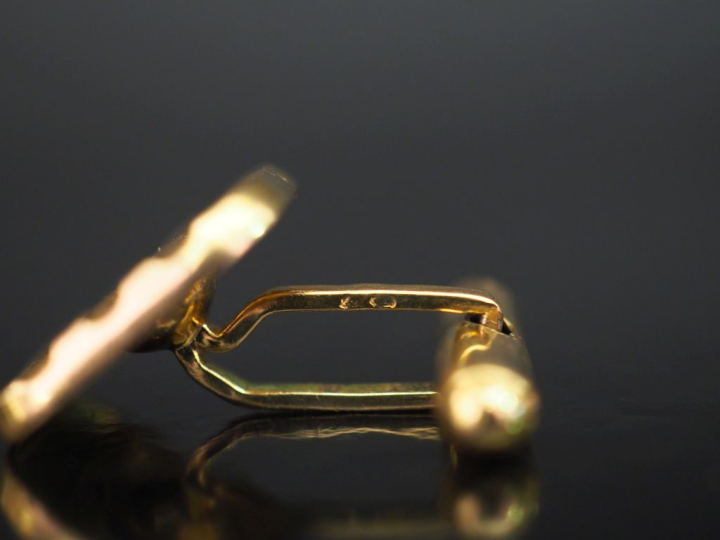 Paire de boutons de manchettes en or jaune 750, à décor de cannelures 