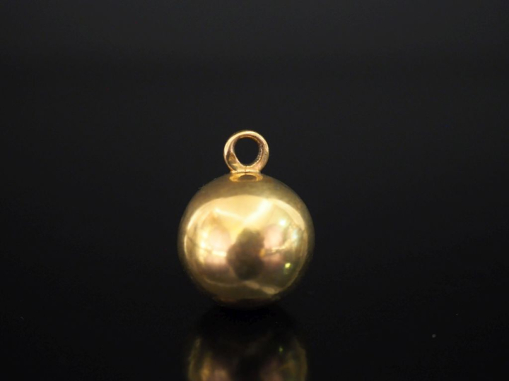 Pendentif boule en or jaune 750. Diam. 1,5 cm Poids. 5,31 g   