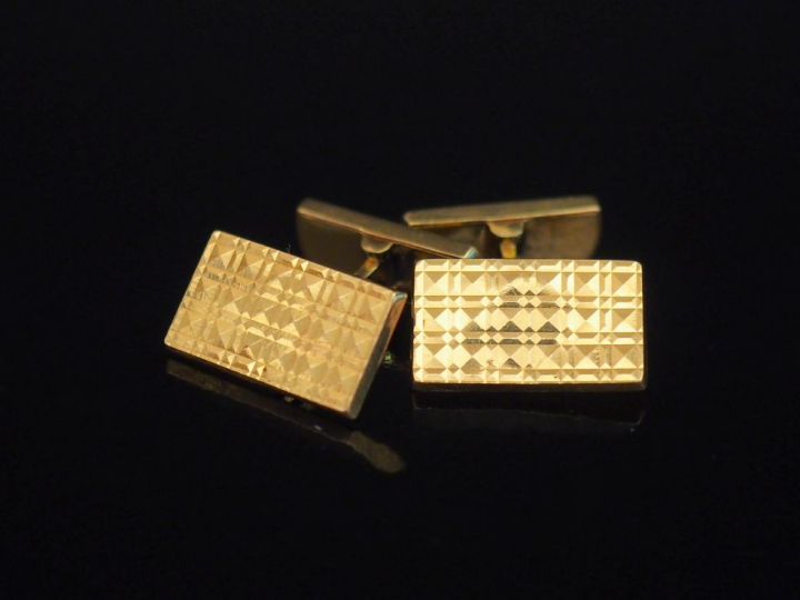 Paire de boutons de manchettes en or jaune 750, à décor de motifs gémé