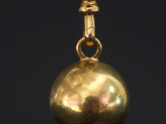 Vente aux enchères Pendentif boule et élément de giletière en or jaune 750.  Diam. 1,6 cm