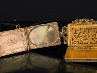 Vente aux enchères Ensemble comprenant :  - un pendentif porte-photo en or jaune 585, fig