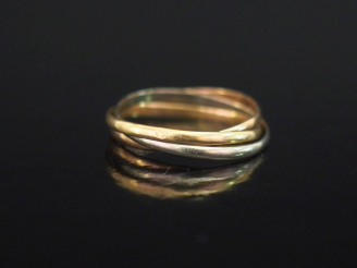 Vente aux enchères Bague trois anneaux trois ton d'or 750. TDD. 52 Poids. 1,66 g   